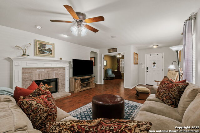Listing photo id 8 for 209 Sophia Circle