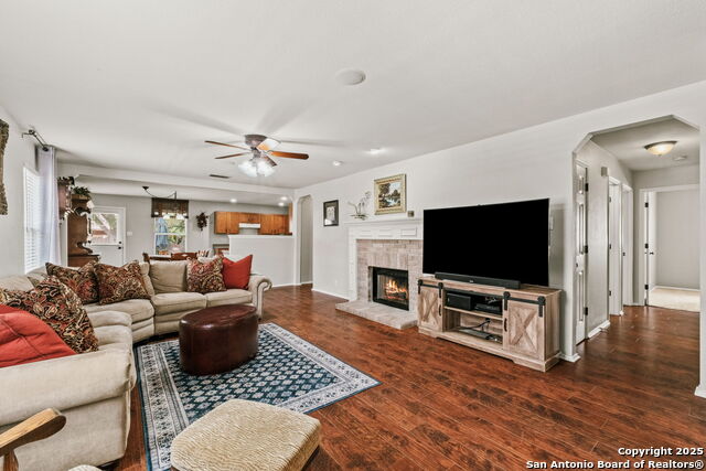 Listing photo id 5 for 209 Sophia Circle