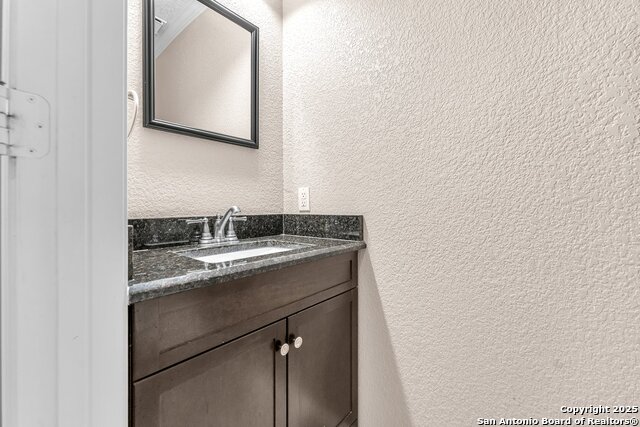 Listing photo id 9 for 7703 Braun Bend