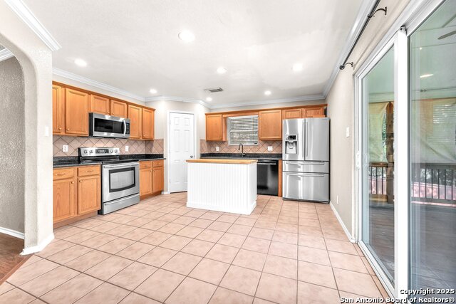 Listing photo id 15 for 7703 Braun Bend