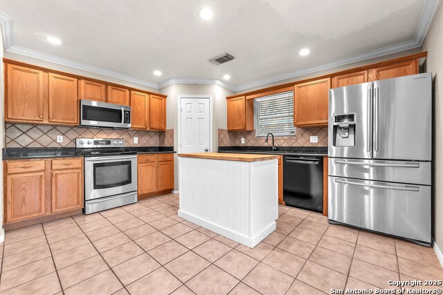 Listing photo id 16 for 7703 Braun Bend