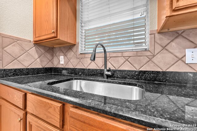 Listing photo id 17 for 7703 Braun Bend