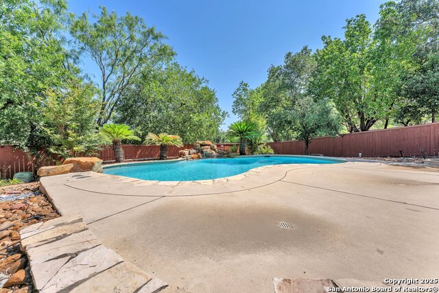 Listing photo id 41 for 7703 Braun Bend