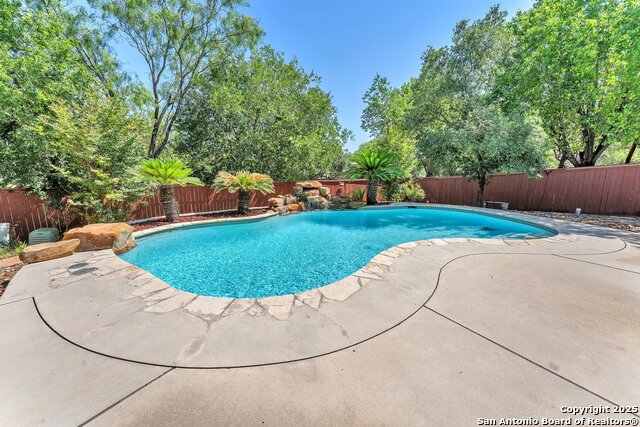 Listing photo id 42 for 7703 Braun Bend