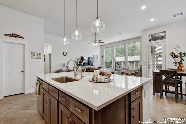 Listing photo id 9 for 2914 Sussex Park