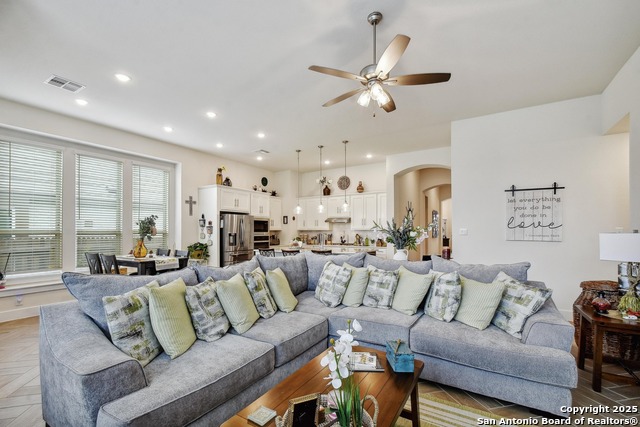 Listing photo id 3 for 2914 Sussex Park