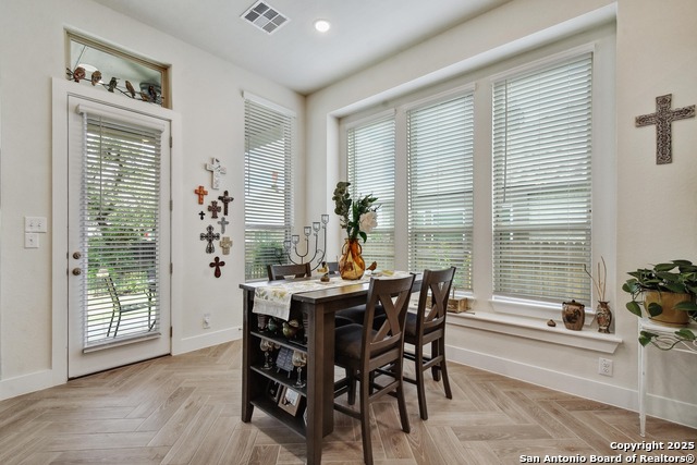 Listing photo id 7 for 2914 Sussex Park