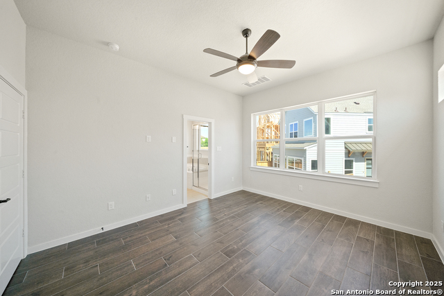 Listing photo id 8 for 5843 Whitby
