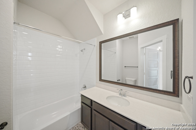 Listing photo id 12 for 5843 Whitby