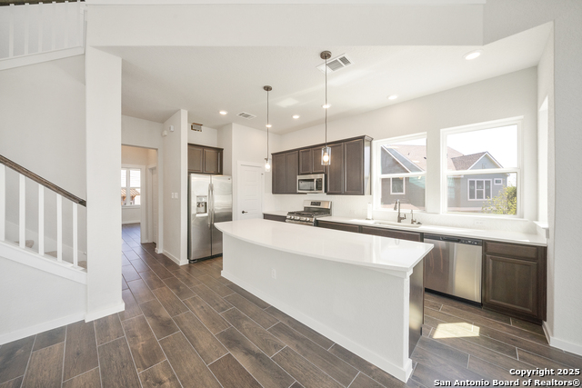 Listing photo id 4 for 5843 Whitby