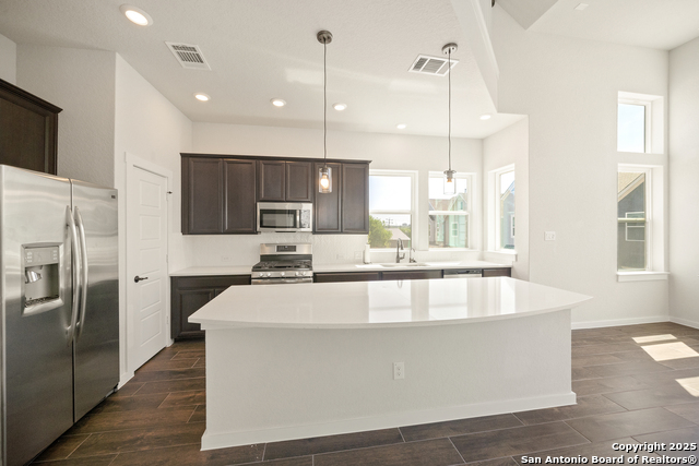 Listing photo id 5 for 5843 Whitby