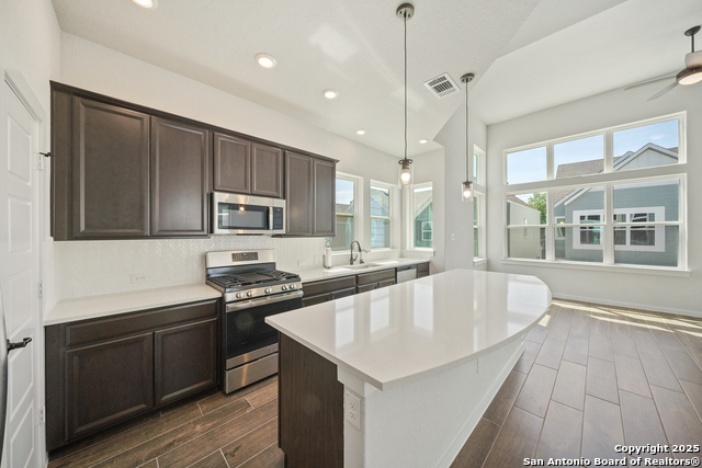 Listing photo id 6 for 5843 Whitby