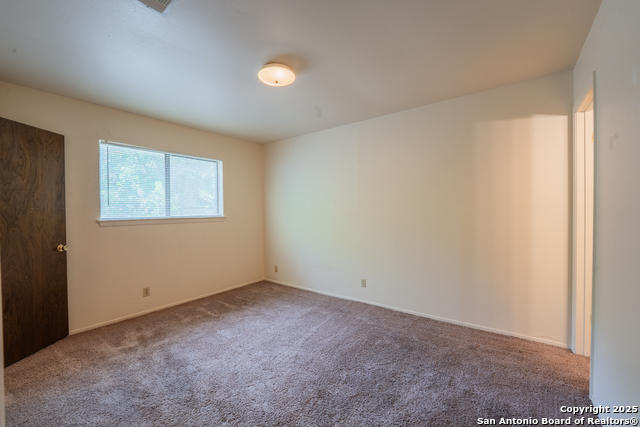 Listing photo id 15 for 5824 Deer Horn