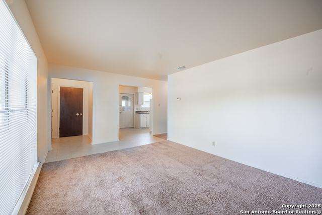 Listing photo id 7 for 5824 Deer Horn