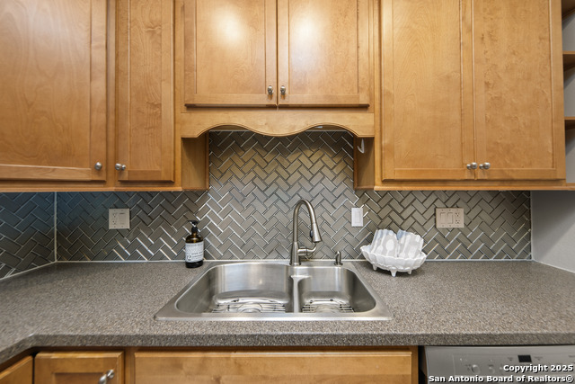 Image 10 of 25 For 7711 Broadway  14b