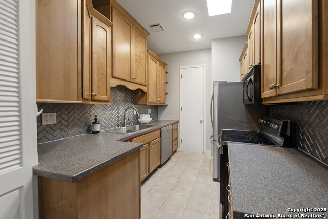 Image 9 of 25 For 7711 Broadway  14b
