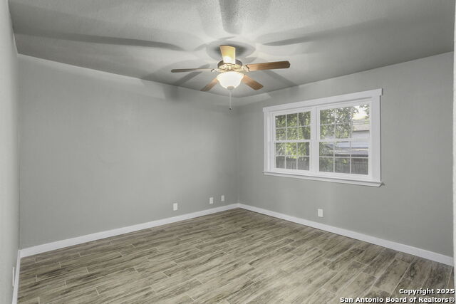 Listing photo id 28 for 2723 Woodline