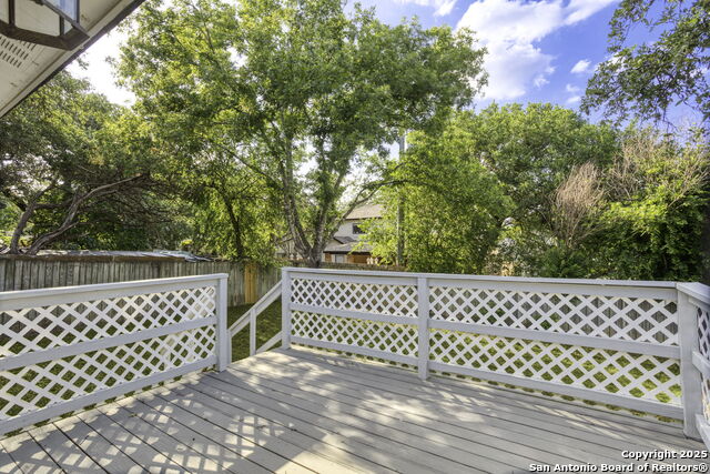 Listing photo id 35 for 2723 Woodline