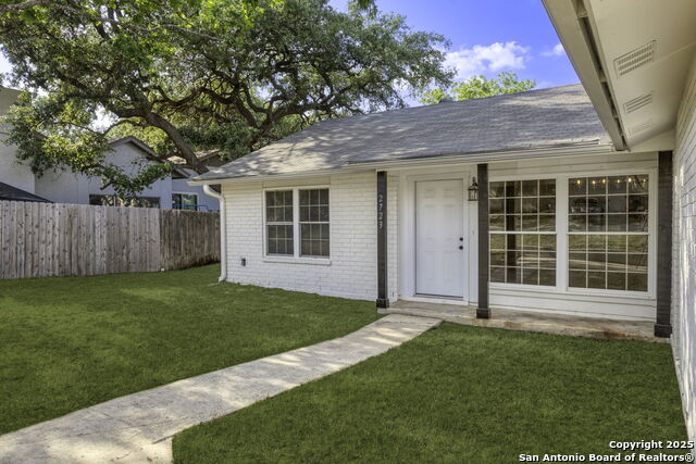 Listing photo id 3 for 2723 Woodline