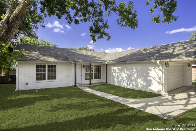 Listing photo id 4 for 2723 Woodline