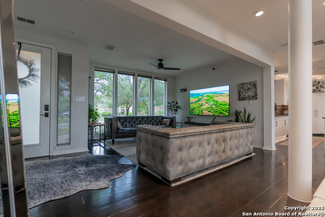 Listing photo id 8 for 10926 Hollow Rdg