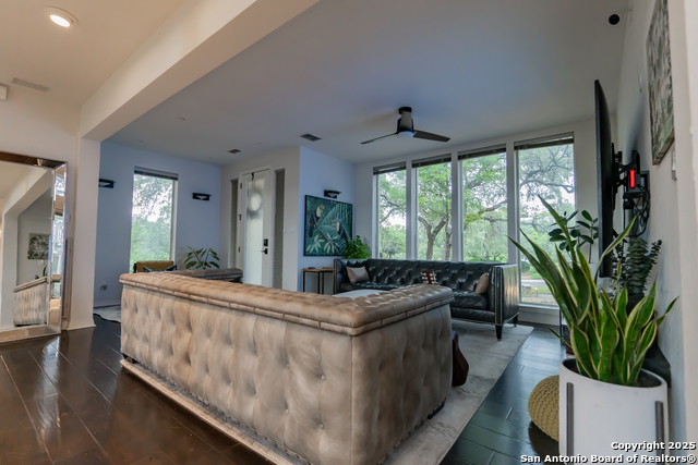 Listing photo id 9 for 10926 Hollow Rdg