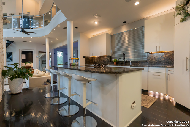 Listing photo id 10 for 10926 Hollow Rdg
