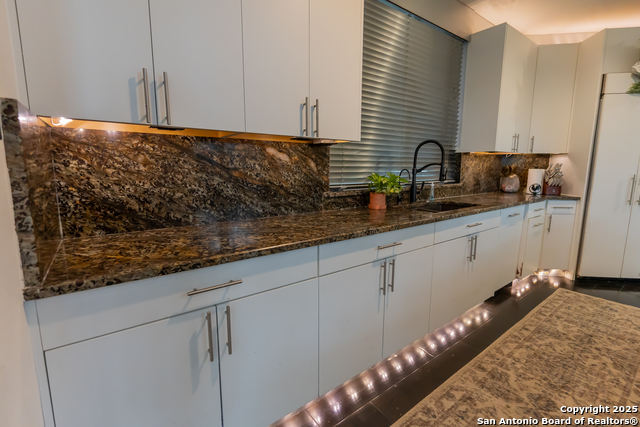Listing photo id 11 for 10926 Hollow Rdg