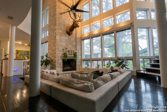 Listing photo id 3 for 10926 Hollow Rdg