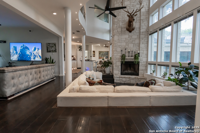 Listing photo id 5 for 10926 Hollow Rdg