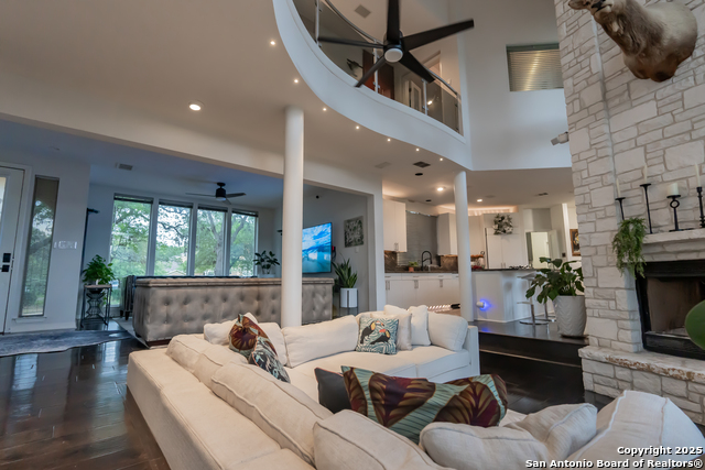 Listing photo id 6 for 10926 Hollow Rdg