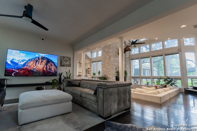 Listing photo id 7 for 10926 Hollow Rdg