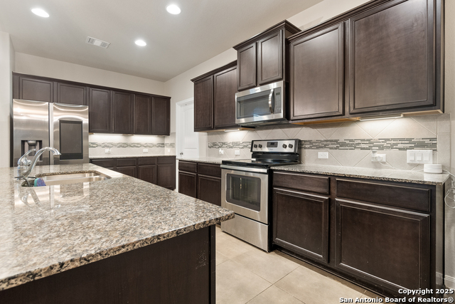 Listing photo id 3 for 11106 Pomona Park