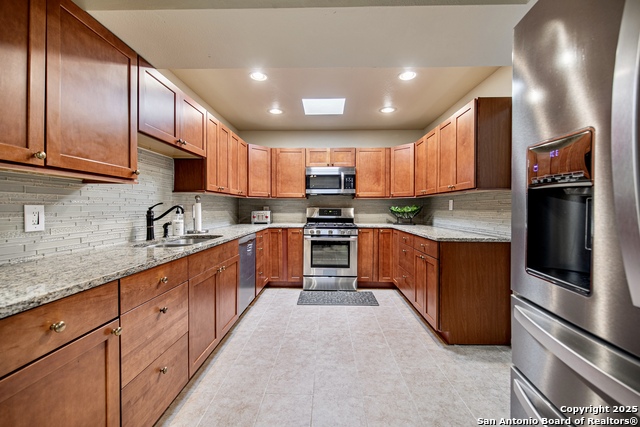 Listing photo id 8 for 3811 Songbird Ln E