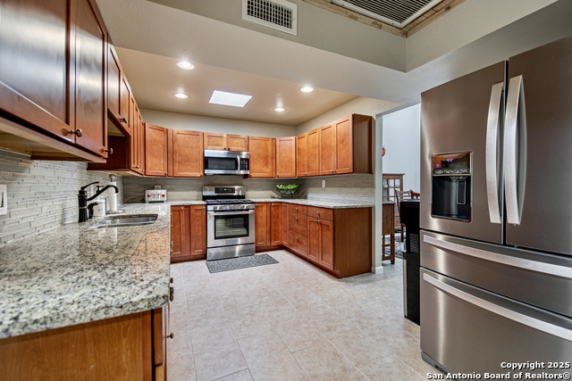 Listing photo id 9 for 3811 Songbird Ln E