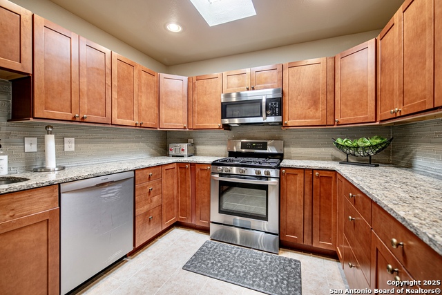 Listing photo id 10 for 3811 Songbird Ln E