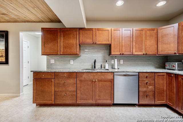 Listing photo id 11 for 3811 Songbird Ln E