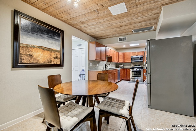Listing photo id 12 for 3811 Songbird Ln E