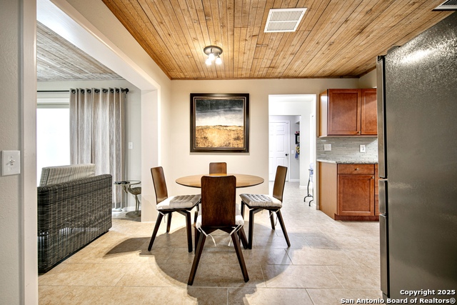 Listing photo id 13 for 3811 Songbird Ln E