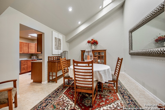Listing photo id 14 for 3811 Songbird Ln E