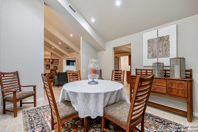 Listing photo id 15 for 3811 Songbird Ln E