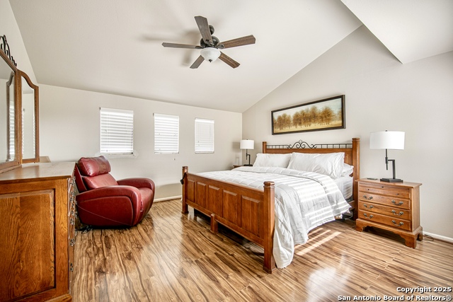 Listing photo id 16 for 3811 Songbird Ln E