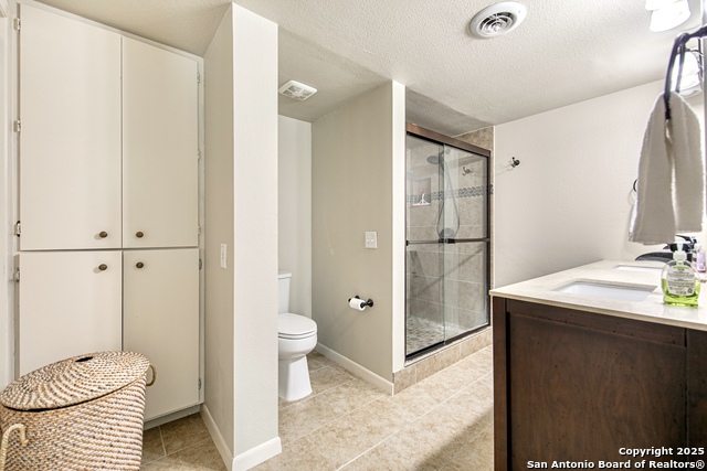 Listing photo id 17 for 3811 Songbird Ln E