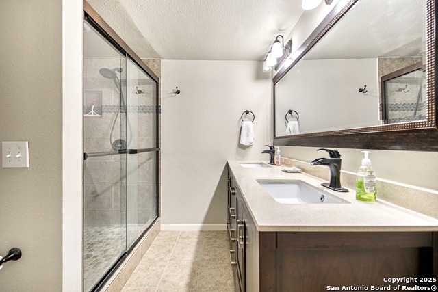 Listing photo id 18 for 3811 Songbird Ln E