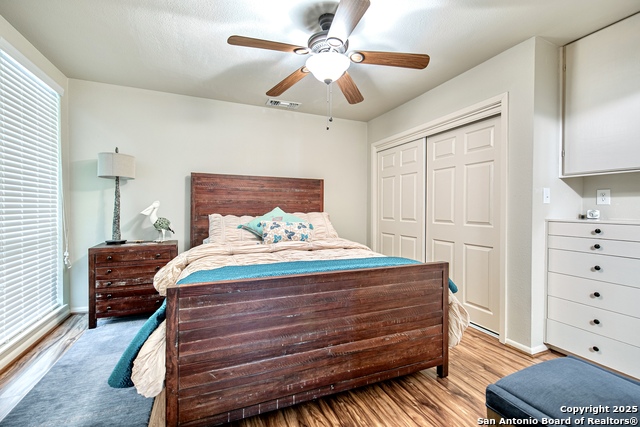 Listing photo id 21 for 3811 Songbird Ln E