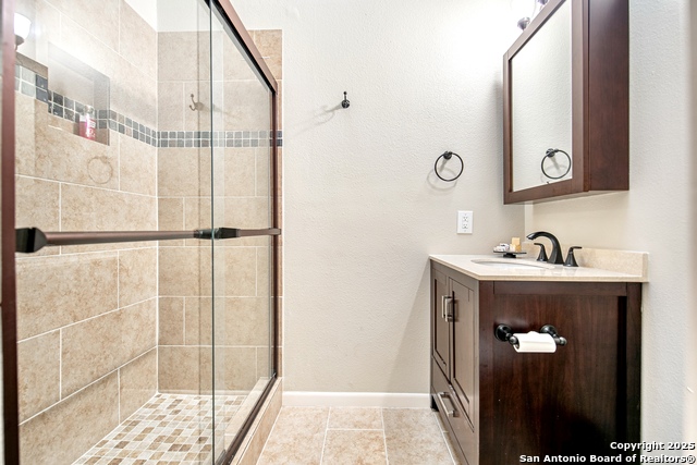 Listing photo id 23 for 3811 Songbird Ln E