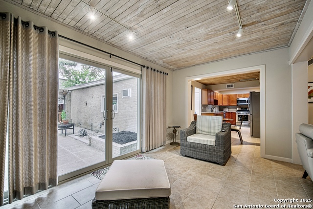 Listing photo id 25 for 3811 Songbird Ln E