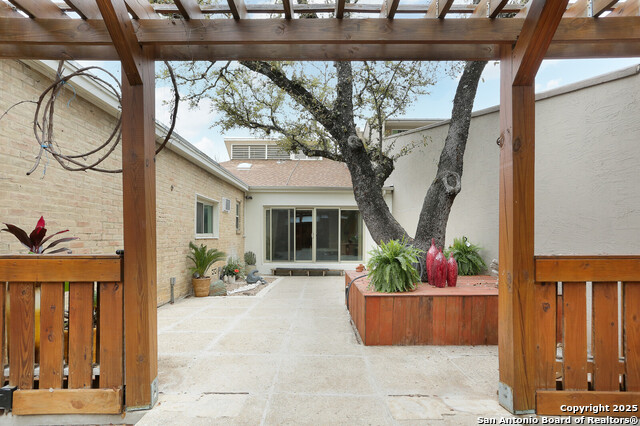 Listing photo id 26 for 3811 Songbird Ln E