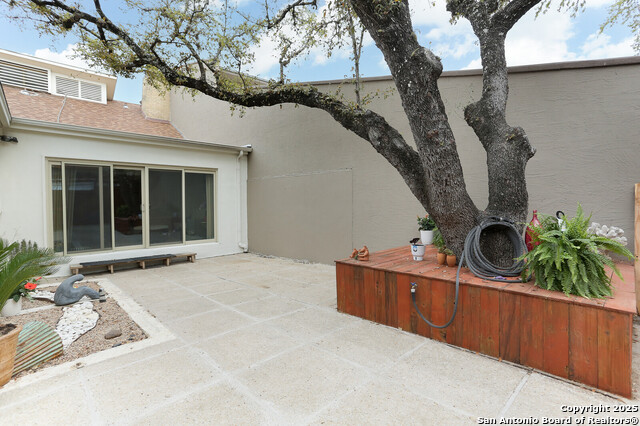 Listing photo id 27 for 3811 Songbird Ln E