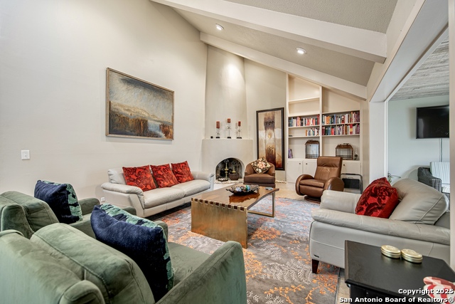 Listing photo id 1 for 3811 Songbird Ln E